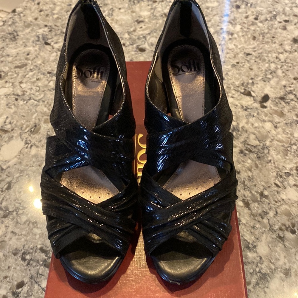 EUC Sofft “Geneva” in black coral thus seude print. US 8.5. EU 39.5